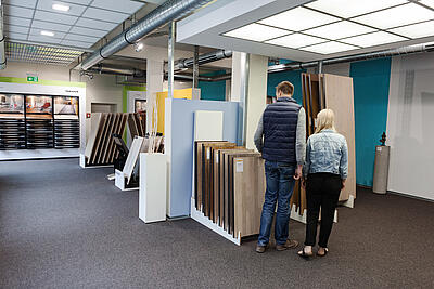 Ein Pärchen sieht sich Tischplatten in der Ausstellung von JACOB CEMENT BAUSTOFFE an