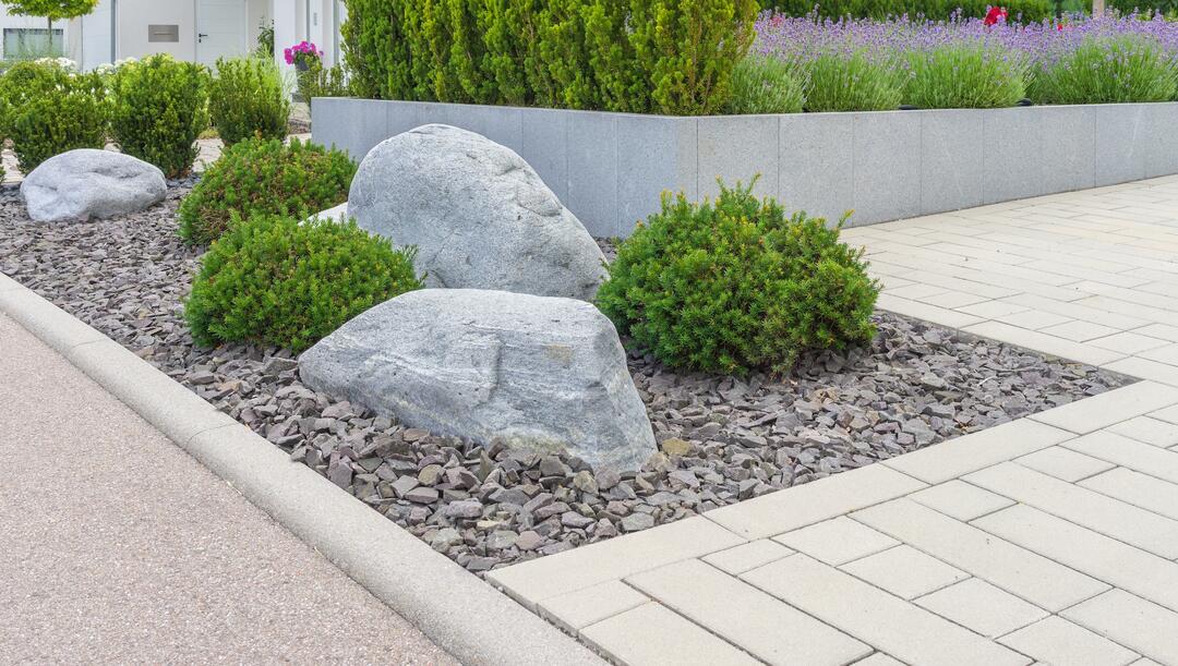 Diverse Bodenplatten aus Stein in der Gartenausstellung von JACOB CEMENT BAUSTOFFE