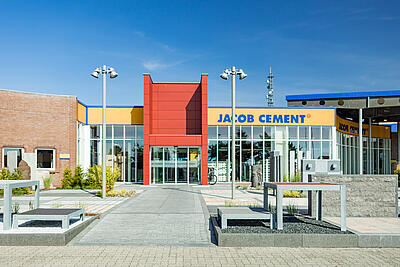 Foto vom Hauptgebäude des JACOB-CEMENT-BAUSTOFFE-Standortes in Greifswald