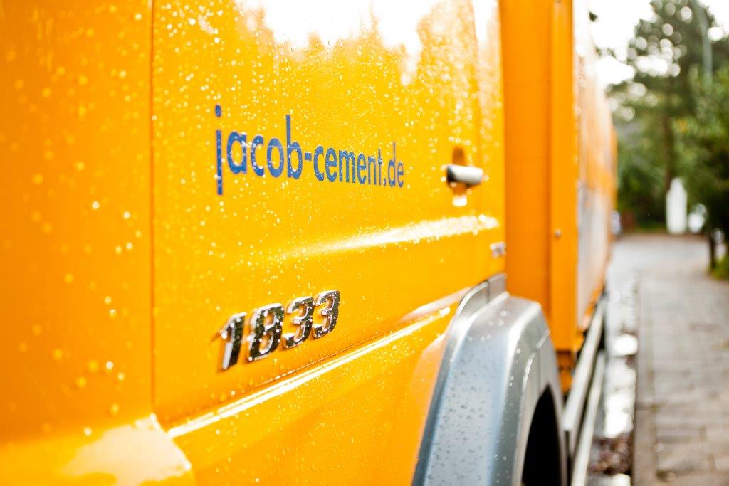 Das Logo von JACOB CEMENT BAUSTOFFE auf der Fahrertür eines LKW